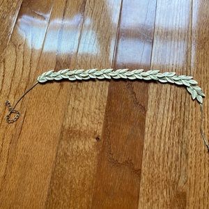 Gold leaf collar necklace